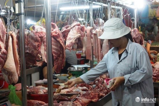 Lợn hơi rẻ hơn rau xanh, người dân vẫn phải mua thịt giá đắt