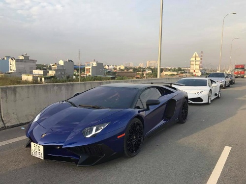 Siêu xe Lamborghini cực hiếm của đại gia Minh "nhựa" lộ diện trên cao tốc