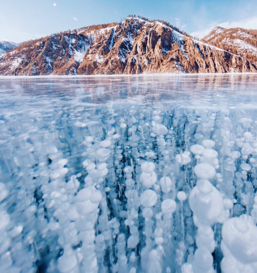 Dạo chơi trên mặt băng giữa hồ sâu nhất thế giới