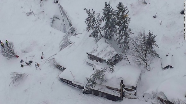 120.000 tấn tuyết đè khách sạn, 9 người sống sót cũng nhờ tuyết