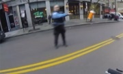 Cảnh sát ném cốc cà phê vào mặt biker