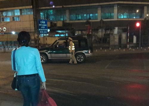 Lỡ xe đêm 30 Tết, người phụ nữ được CSGT đưa về quê