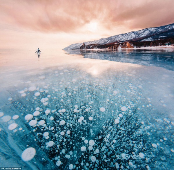 Kì vĩ cảnh bong bóng kẹt dưới hồ băng sâu nhất thế giới