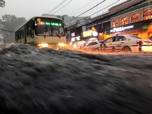 Người Sài Gòn "bơi" trong trận mưa trái mùa chiều mùng 6 Tết