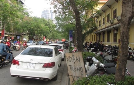 Hà Nội: Nhiều điểm trông giữ xe thu phí sai quy định