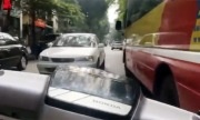 Xe máy lạng lách ở Hà Nội bị bêu trên báo nước ngoài