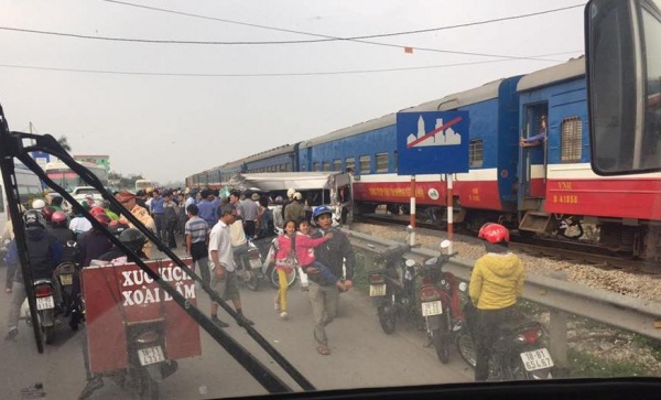 Nam Định: Tàu hỏa đâm ô tô 16 chỗ, 3 người thương vong
