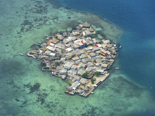 Có một hòn đảo "thiên đường" đông dân đến khó tin giữa đại dương