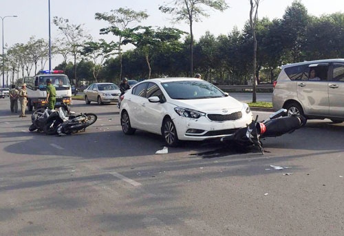 Ô tô "đại náo" đường phố Sài Gòn, xe máy nằm la liệt
