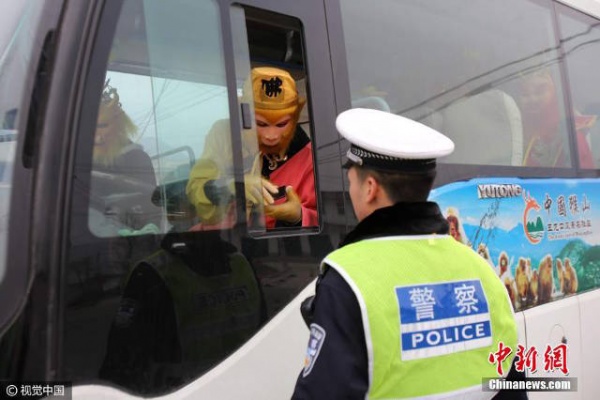 TQ: Cảnh sát tóm “Tôn Ngộ Không” lái xe chở đoàn “Tây du ký”
