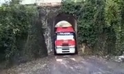 Xe tải chui qua đường hầm siêu hẹp