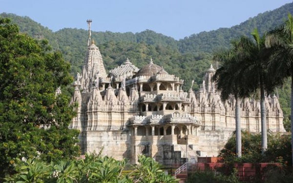 Ngôi đền với 1444 cột đá trang trí khác nhau xây dựng trong 50 năm