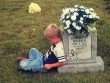 Cậu bé suốt 5 năm ngồi bên mộ kể chuyện cho em song sinh