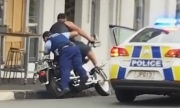 Cảnh sát phi thân từ ôtô đốn ngã biker