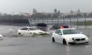 Audi lội băng băng vượt qua BMW kẹt trong nước ngập
