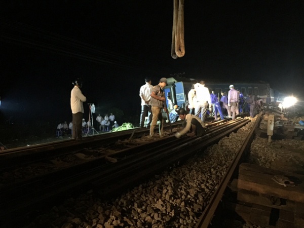 Vụ tàu hỏa tông ô tô: Công nhân trắng đêm thay đường ray