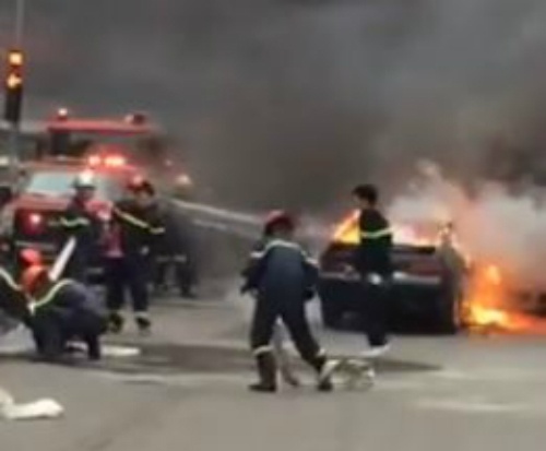 Cứu hỏa mất 15 giây gỡ vòi nước dập cháy ôtô gây tranh cãi
