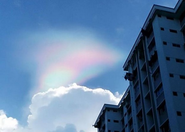 Mây “cầu vồng lửa” bừng sáng bầu trời Singapore