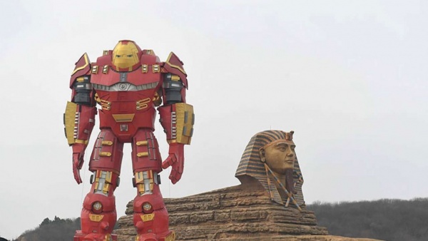 Chết cười với tượng Iron Man phiên bản cổ rụt ở TQ