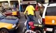 Thanh niên dùng đùi lái xe máy làm xiếc trên phố