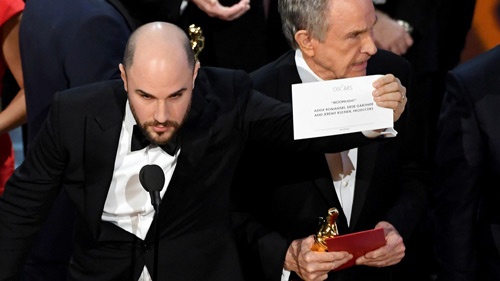 Khoảnh khắc xấu hổ nhất trong lịch sử 90 năm của Oscar