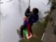 Bé trai 7 tuổi bị bố treo "lủng lẳng" trên sông vì có điểm kém môn Toán