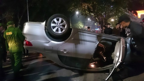 Toyota Vios lật ngửa vì tông xe máy gây sửng sốt cộng đồng