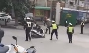 Thanh niên đi xe máy lạng lách trốn vòng vây cảnh sát