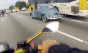 Mải ngắm "Con bọ", biker lao vào đuôi ôtô