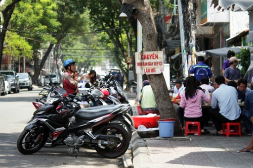 Vỉa hè Sài Gòn lại bị lấn chiếm khi đoàn kiểm tra tạm nghỉ