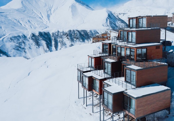 "Đã mắt" ngắm khách sạn container siêu sang trên núi tuyết