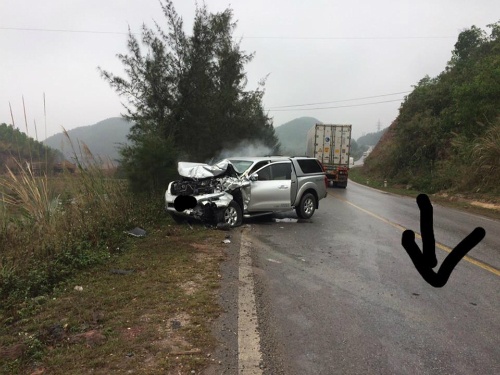 Tài xế Việt suýt mất mạng khi đấu đầu xe tải
