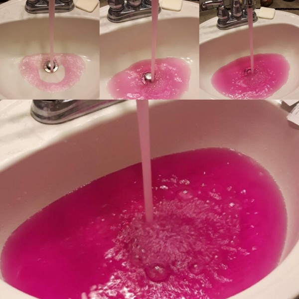 Nước máy màu hồng rực chảy ra, dân Canada phát hoảng