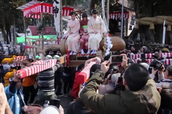 Thiếu nữ hớn hở dự lễ rước “của quý” khổng lồ ở Nhật Bản
