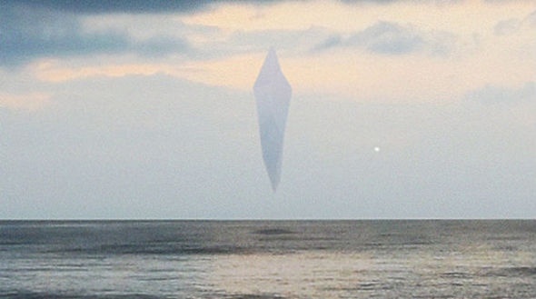 UFO hình kim cương xuất hiện trên biển rồi chui vào “cổng trời”