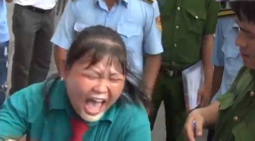 Cô gái ngồi trên xe máy gào khóc khi bị ông Đoàn Ngọc Hải xử phạt