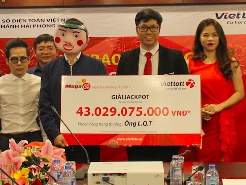 Xổ số Vietlott: Một người Hà Nội đeo mặt nạ chú tễu nhận 43 tỉ