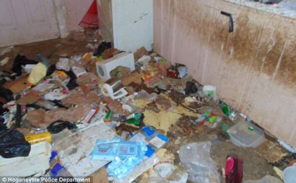 Giải cứu 2 em bé, 31 con vật trong căn nhà "bẩn nhất thế giới”