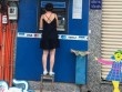Bức ảnh gây bão mạng xã hội: Cô gái phải đứng trên ghế mới với tay tới cây rút tiền ATM