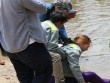 Mẹ gào khóc tìm con 11 tuổi bị nước sông cuốn khi tắm sông Sài Gòn