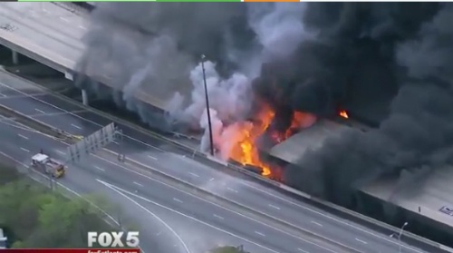 Đường cao tốc tại Mỹ đổ sập sau khi cháy lớn