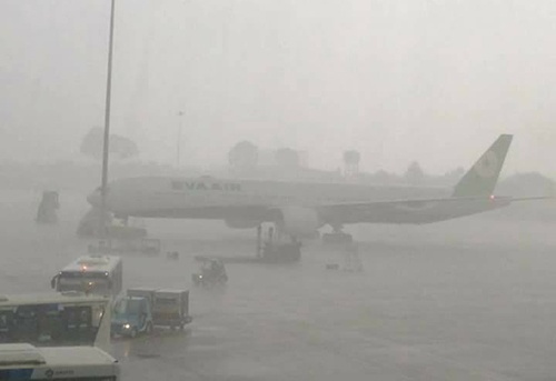 Sân bay Tân Sơn Nhất ngập trong biển nước vì Sài Gòn mưa lớn