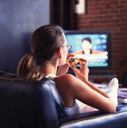 Vì sao vừa ăn vừa xem tivi lại bị đau dạ dày?