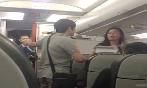 Nữ hành khách bị đuổi xuống máy bay vì mắng tiếp viên