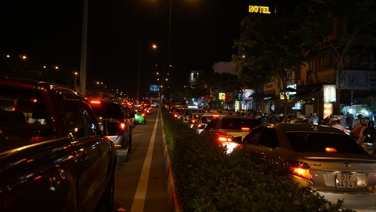 TPHCM: Kẹt xe kinh hoàng suốt 5 giờ ở đường Phạm Văn Đồng