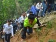 Người lớn, trẻ em đu dây thừng leo vách núi dâng hương Vua Hùng