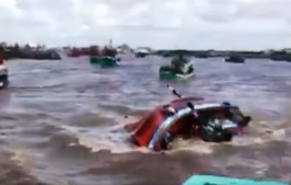 Tin nóng: Lật tàu ở biển Gành Hào, nhiều người chết và bị thương