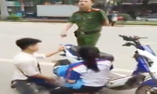 Đôi nam nữ quỳ gối van xin cảnh sát vì bị bắt xe