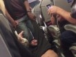 Sốc khi hành khách bị lôi xềnh xệch khỏi máy bay vì hết chỗ ngồi