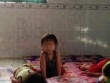 Thấy con gái 3 tuổi sợ tắm, người mẹ dò hỏi và sốc nặng khi biết nguyên nhân